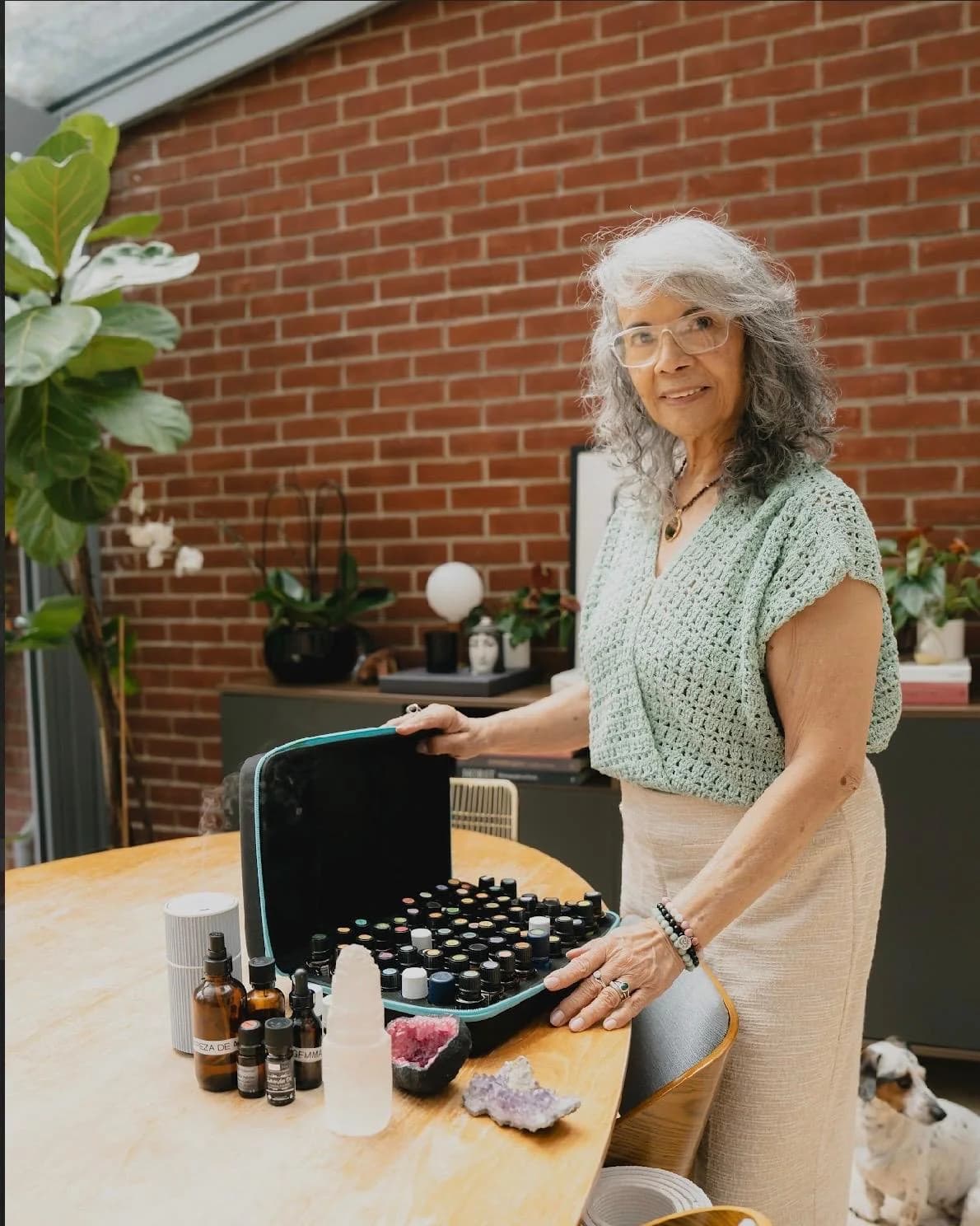 Maria Izilda Tupan segurando um óleo essencial